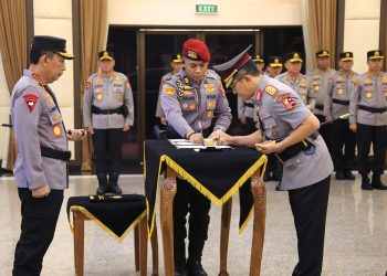 Kapolri Listyo Sigit Pimpin Sertijab Kabaintelkam dan Dankor Brimob Polri