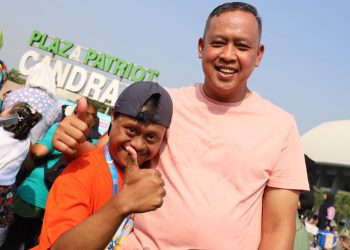 Tri Adhianto dan Wakil  Nyanyi Bersama Anak Down Syndrome