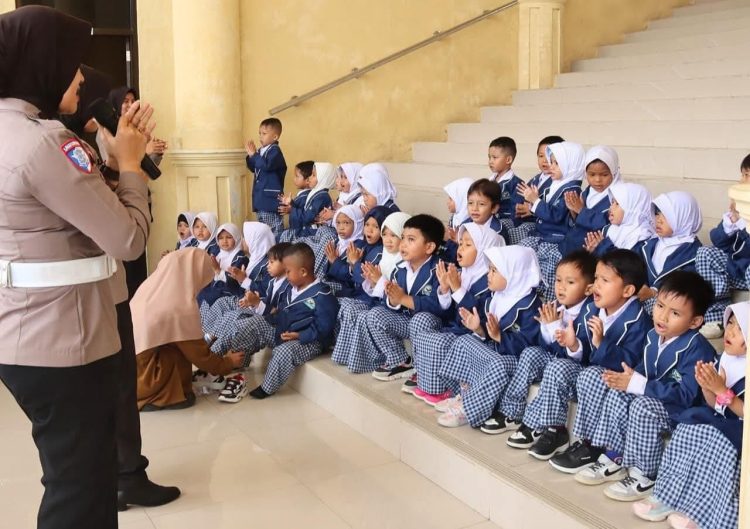 Kapolda Bengkulu Ajak Siswa TK Khairunnisa Belajar Mengenal Polisi