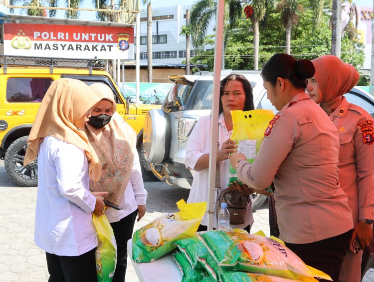 Polda Kalteng Gelar Gerakan Pangan Murah di Pos Lantas Bundaran Besar