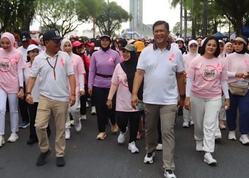Ribuan Warga Palangka Raya Meriahkan Jalan Sehat Bersama Kapolda Kalteng Peringati Hari Kanker Payudara