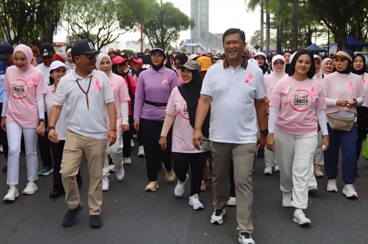 Ribuan Warga Palangka Raya Meriahkan Jalan Sehat Bersama Kapolda Kalteng Peringati Hari Kanker Payudara