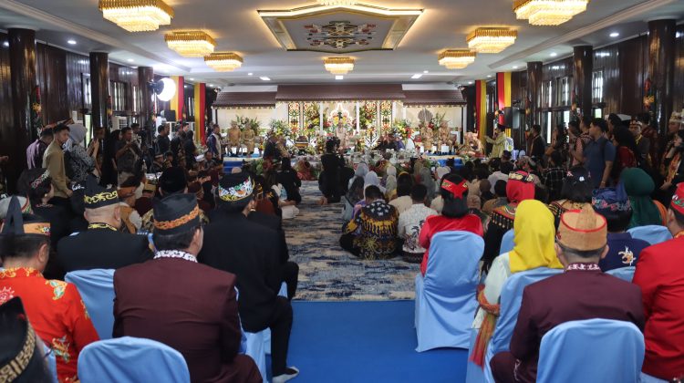 Syarat Filosofi dan Kearifan Lokal Dayak, Kapolda Kalteng Hadiri Pemenuhan Hukum Adat Putra Gubernur