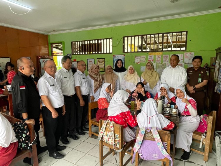 Program Makanan Bergizi di Sekolah Berjalan Baik, Kadisdik Bekasi Lakukan Pemantauan Lapangan