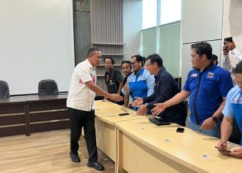 Tri Adhianto Temui Massa Aksi Aliansi Buruh Bekasi Melawan