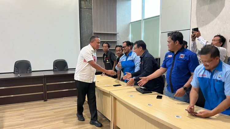 Tri Adhianto Temui Massa Aksi Aliansi Buruh Bekasi Melawan