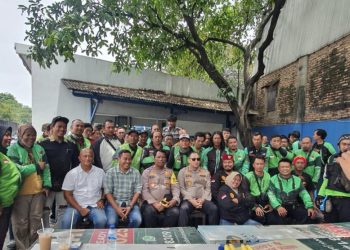 Polres Metro Bekasi Gelar Jumat Peduli, Sembako Disalurkan untuk Driver Ojek Online di Cikarang Utara