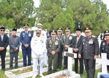 Jelang HUT ke-80 TNI, Wakapolda Maluku Hadiri Upacara Ziarah di Taman Makam Pahlawan Kapahaha