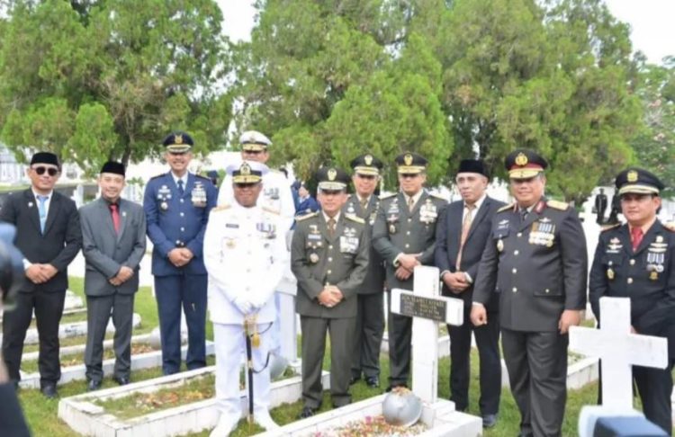 Jelang HUT ke-80 TNI, Wakapolda Maluku Hadiri Upacara Ziarah di Taman Makam Pahlawan Kapahaha