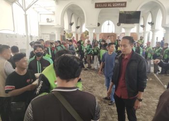 Polsek Metro Penjaringan Bekerja Sama dengan DKM Masjid Al-Qohhar Bagikan Sembako untuk Ojol