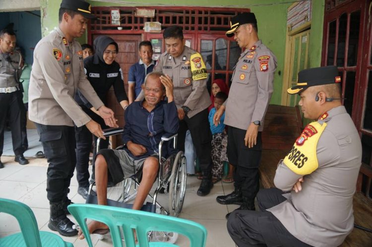 Bakti Kesehatan Polres Metro Bekasi Serahkan Kursi Roda untuk Warga Stroke di Cikarang Barat