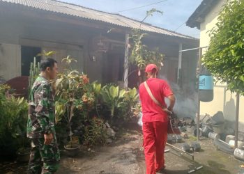 Babinsa Dampingi Fogging di Cepogo, Masyarakat Diajak Aktif Jaga Kebersihan