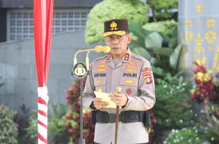 Kapolda Sumsel Berikan Penghargaan Kepada Ratusan Personel