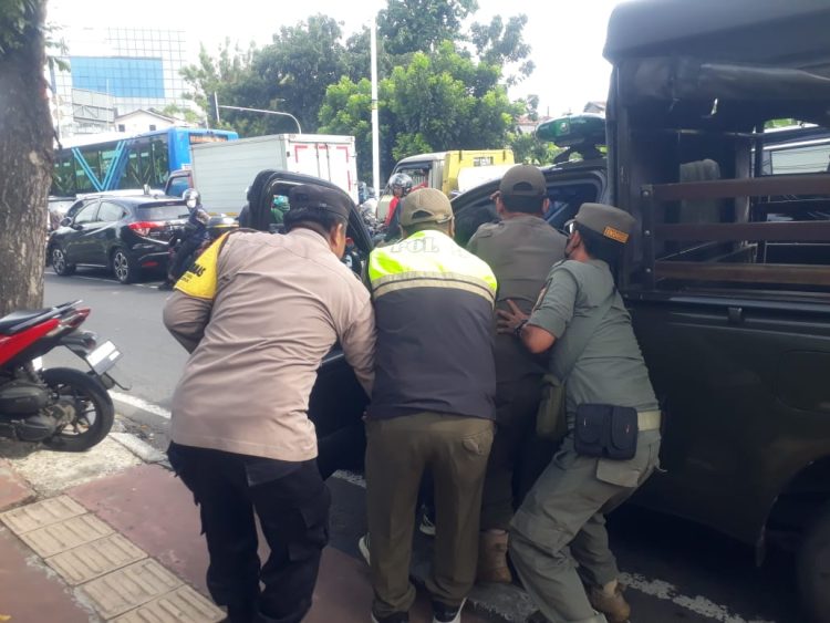 Bhabinkamtibmas Sukabumi Utara Bersama Satpol PP Evakuasi Ojol yang Pingsan Saat Berkendara