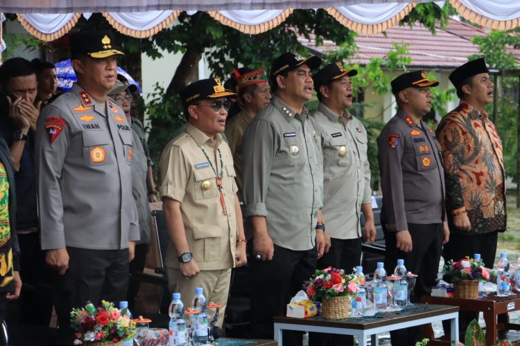 Kapolda Kalteng Dampingi Gubernur Tinjau Sarpras dan Layanan Sosial di SMA 4 Muara Teweh
