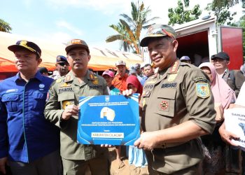Respons Cepat Penanganan Longsor, Kemendagri Serahkan 4 Tenda Posko