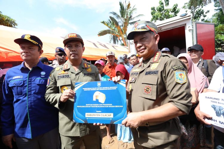 Respons Cepat Penanganan Longsor, Kemendagri Serahkan 4 Tenda Posko