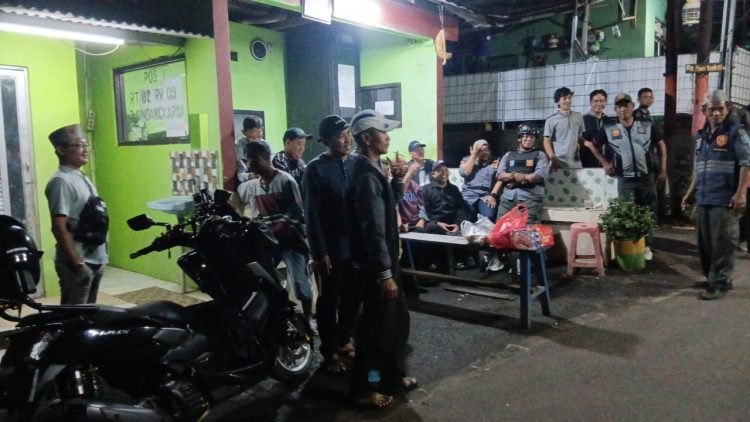 Ratusan Warga Sindang Karsa Gelar Siskamling, Lurah Andi Sunardi Pimpin Langsung di Lokasi