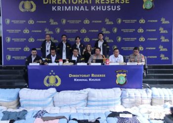 Polda Metro Jaya Bongkar Penyelundupan 439 Ballpress Pakaian Bekas Impor