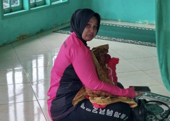 Bhayangkari Cabang Tapsel Menyusui Bayi yang Terpisah dari Ibunya di Posko Longsor Marsada