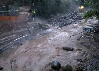 Banjir Bandang Hancurkan Pancuran 13 di Kawasan Wisata Guci Tegal