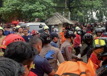 Brimob Polda Metro Jaya Gerak Cepat Bantu Evakuasi Korban Kebakaran PT Terra Drone Kemayoran