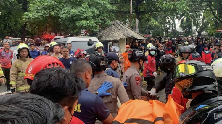 Brimob Polda Metro Jaya Gerak Cepat Bantu Evakuasi Korban Kebakaran PT Terra Drone Kemayoran