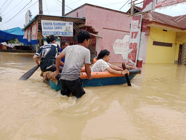 Banjir Langkat: Ribuan Warga Terisolasi, Listrik Padam Lima Hari, Bantuan Tak Kunjung Datang