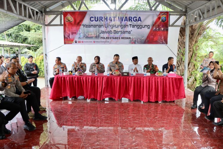 KAPOLRESTABES MEDAN CURHAT BERSAMA WARGA JERMAL 15 DENGAN TEMA “KEAMANAN LINGKUNGAN TANGGUNG JAWAB BERSAMA”