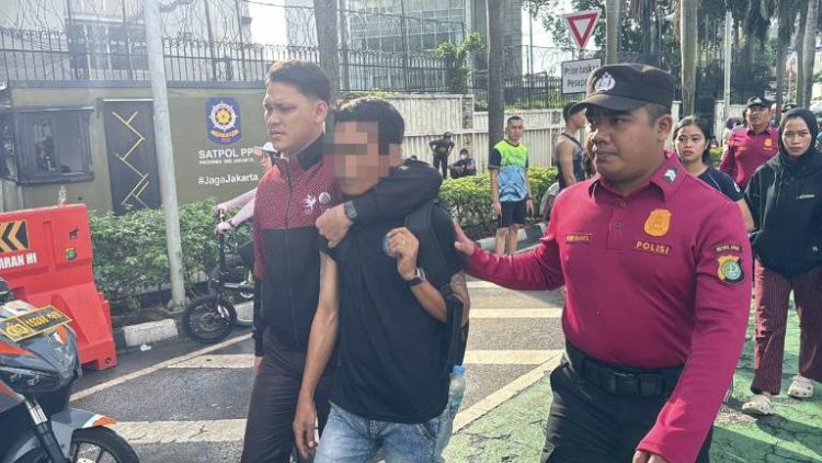 Respons Cepat Polisi, Dua Terduga Pencopet Diamankan saat CFD di Bundaran HI