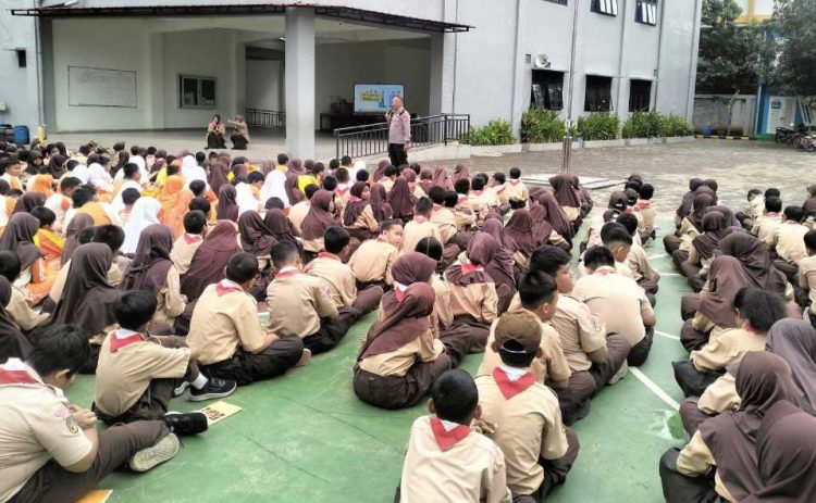 Polisi Tanamkan Edukasi Anti Bullying Melalui Police Go To School di SDN Pegadungan 12 Pagi