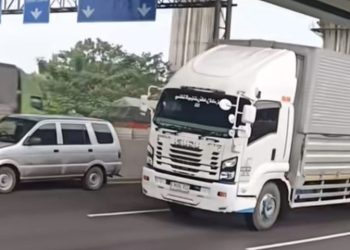 Apresiasi Warganet pada Sopir Truk Wingbox, Kawal Mobil Panther Melaju Sendiri di Tol Japek