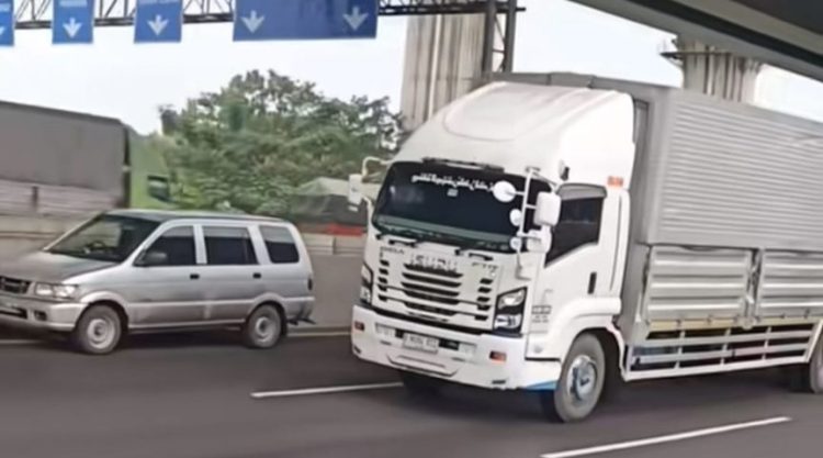 Apresiasi Warganet pada Sopir Truk Wingbox, Kawal Mobil Panther Melaju Sendiri di Tol Japek