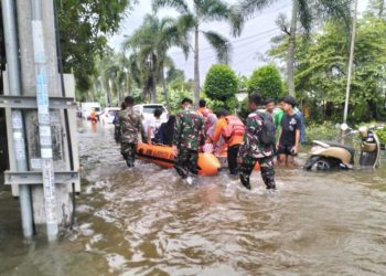 Korem 051/Wijayakarta Bersama BPBD Kabupaten Bekasi Evakuasi dan Salurkan Bantuan Logistik Korban Banjir di Puri Cikarang