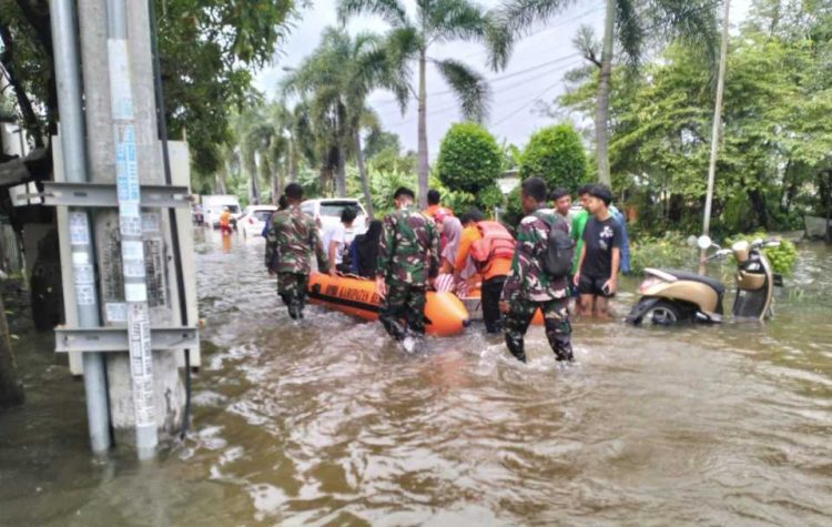 Korem 051/Wijayakarta Bersama BPBD Kabupaten Bekasi Evakuasi dan Salurkan Bantuan Logistik Korban Banjir di Puri Cikarang