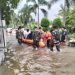 Korem 051/Wijayakarta Bersama BPBD Kabupaten Bekasi Evakuasi dan Salurkan Bantuan Logistik Korban Banjir di Puri Cikarang