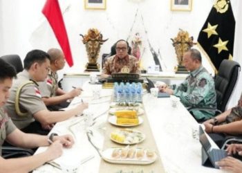 Lewat Buku, Wakapolri Titipkan Misi Pemberantasan TPPA–PPO pada 5 Calon Atase dan Staf Teknis Polri