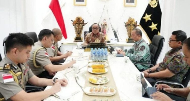 Lewat Buku, Wakapolri Titipkan Misi Pemberantasan TPPA–PPO pada 5 Calon Atase dan Staf Teknis Polri