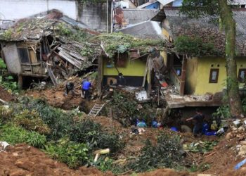 Longsor Tutup Jalur Alternatif Puncak, Evakuasi Ditargetkan Rampung Sabtu Siang