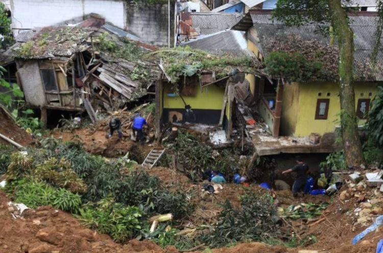 Longsor Tutup Jalur Alternatif Puncak, Evakuasi Ditargetkan Rampung Sabtu Siang