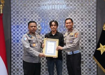 Kakorlantas Polri Beri Penghargaan kepada Aan, Sopir Truk yang Viral Selamatkan Pengguna Jalan di Tol Japek