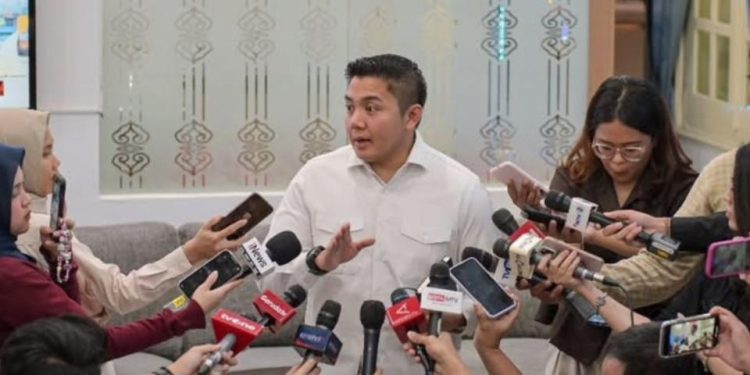 Sesuai Protokol, Seskab Teddy Pastikan Prabowo Hanya Gunakan 1 Pesawat Kepresidenan saat Tugas ke Luar Negeri