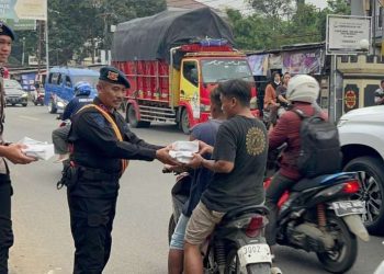 Brimob Polda Metro Jaya Berbagi Takjil, Pengguna Jalan di Ciputat Sambut Hangat