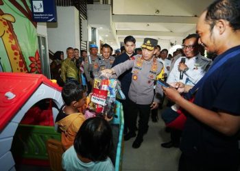 Kapolri Pantau Stasiun Surabaya Gubeng, Tekankan Keamanan dan Layanan Pemudik