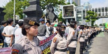 Polwan Hadir Mengawal Aksi Tani Merdeka Agar Penyampaian Aspirasi Berjalan Tertib