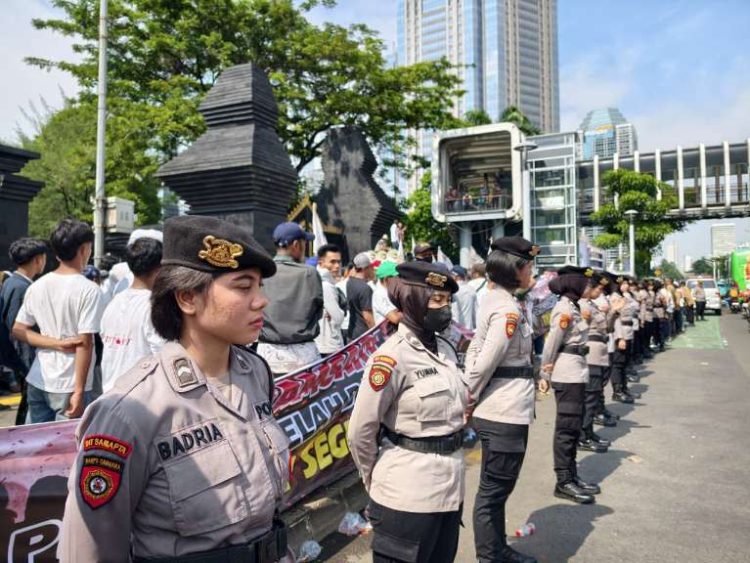 Polwan Hadir Mengawal Aksi Tani Merdeka Agar Penyampaian Aspirasi Berjalan Tertib