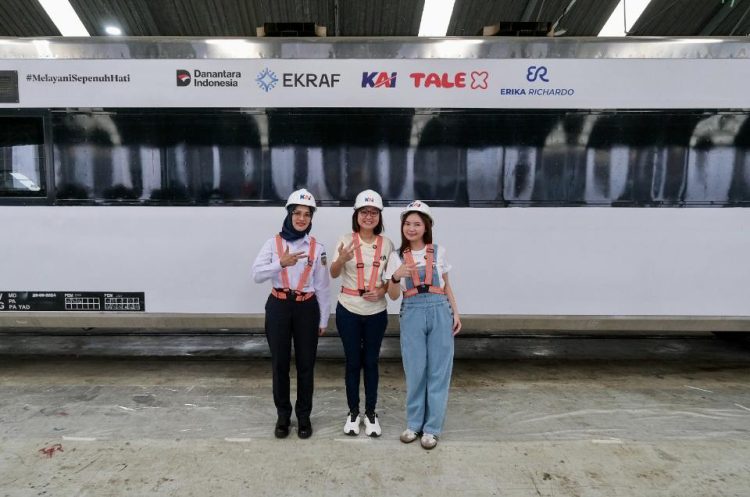 Semangat Kartini di Rel Kereta, Karya Erika Richardo Warnai Perjalanan Publik