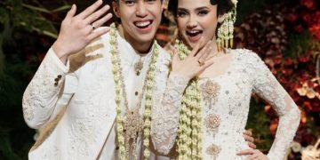 Elegansi Adat Jawa Warnai Pernikahan El Rumi dan Syifa Hadju, Keluarga Tampil Harmonis dalam Nuansa Maroon