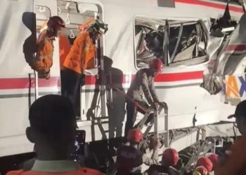 Insiden Ganda di Rel Bekasi: Dari Tabrakan Mobil hingga Adu Buntut Kereta