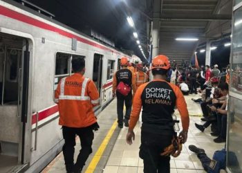 Tim SAR Sisir Gerbong Rusak, Pastikan Tak Ada Korban Tertinggal di Bekasi Timur.